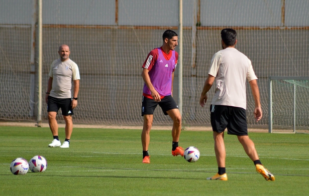 Bodiger, bajo la mirada de Paco Lopez, en el primer entrenamiento de pretemporada (J. PALMA)
