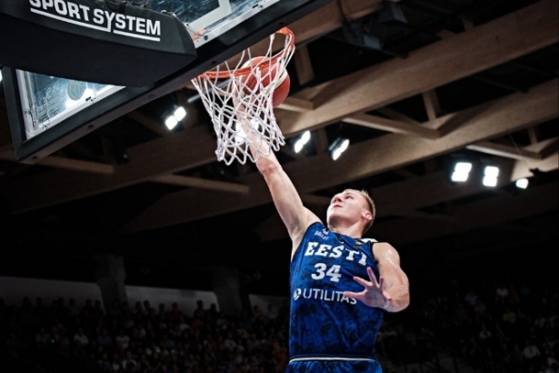 Artur Konontsuk anota en bandeja, (FIBA EUROPA) 