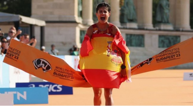 María Pérez entra victoriosa en meta (STEPH CHAMBERS//GETTY IMAGES)