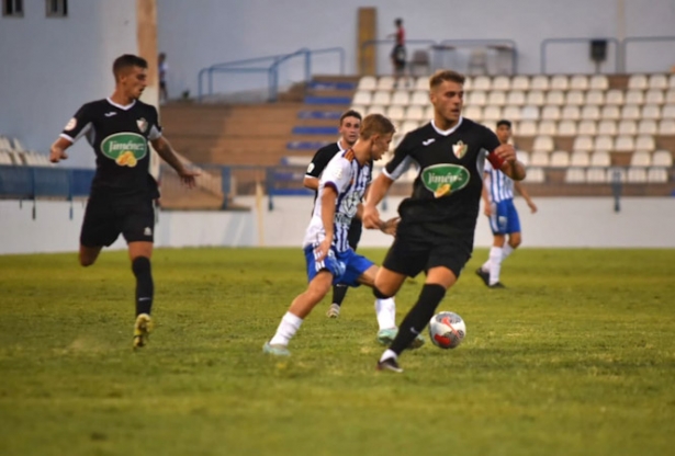 Toni y David Hurtado pelean por el balón en el partido de ida (SEMANARIO MUCHO DEPORTE)