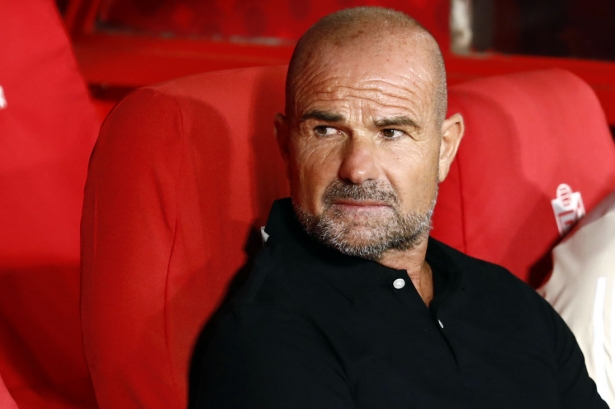 Paco López, entrenador del Granada CF, en el banquillo de `Los Cármenes` (LOF)