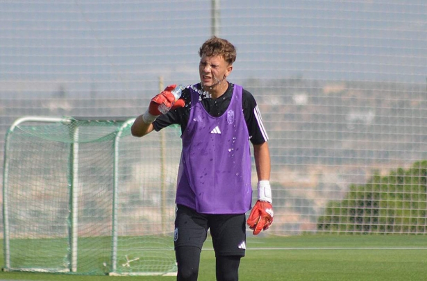 Fran Árbol en un entrenamiento de esta pretemporada con la primera plantilla del Granada CF (JAVIER PALMA)