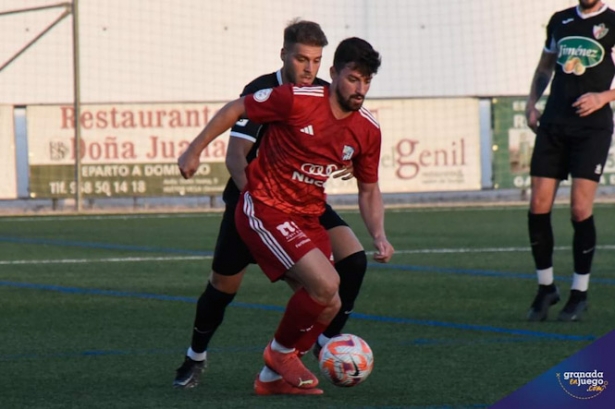 Jordi protege el balón en el partido ante el Huétor Vega (JOSÉ M. BALDOMERO)