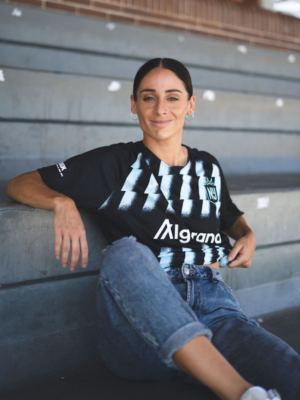 Esther Gonzalez con la camiseta de su nuevo equipo 