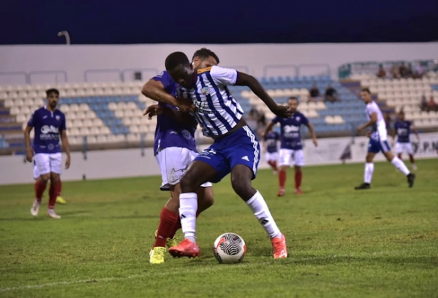 Abu pelea por el balón (SEMANARIO MUCHO DEPORTE)