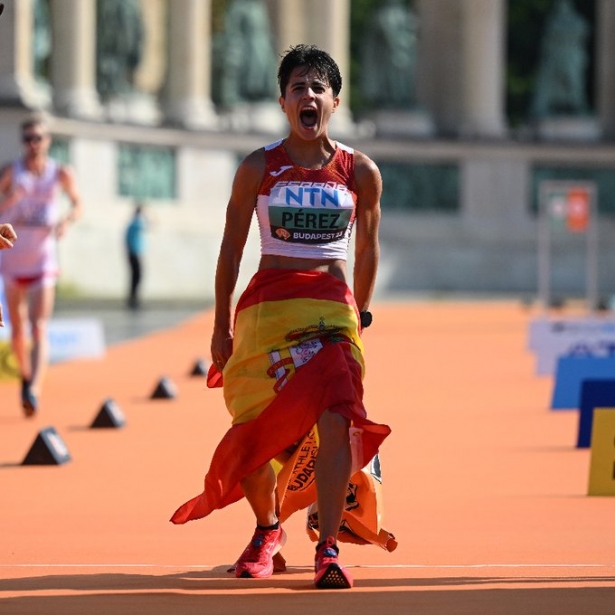 María Pérez en la línea de meta de los 35 kilómetros marcha (@WorldAthletics)