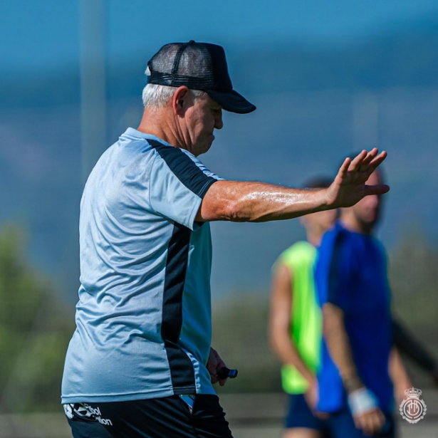 Javier Aguirre durante un entrenamiento del Mallorca (REAL MALLORCA)