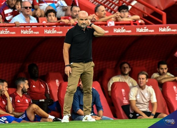 Paco López, entrenador del Granada CF, en el banquillo de `Los Cármenes` (JOSÉ M. BALDOMERO)