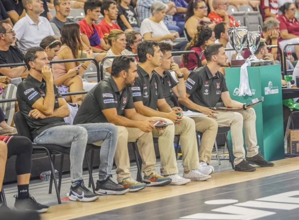 Pablo Pin en el banquillo junto a su cuerpo técnico (JOSÉ VELASCO)