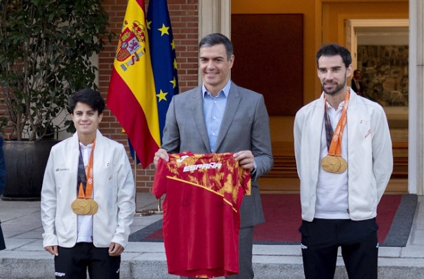 El presidente del Gobierno en funciones, Pedro Sánchez (c), posa junto a los atletas María Pérez y Álvaro Martín, dobles campeones del mundo de marcha (ALBERTO ORTEGA - EUROPA PRESS)
