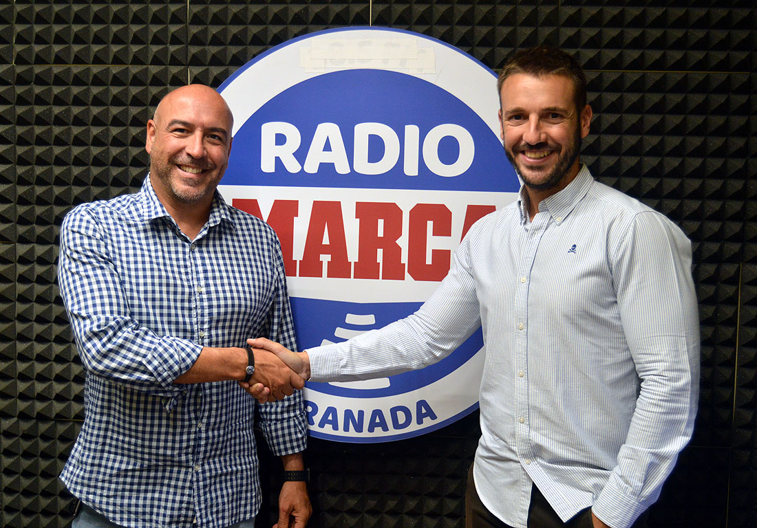 Javier Palma junto a José Ángel Martos, director de Radio Marca Granada, en los estudios de la emisora (GRJ)