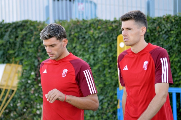 Lucas Boyé junto a Gumbau en el primer entrenamiento del argentino con el Granada CF (J. PALMA)