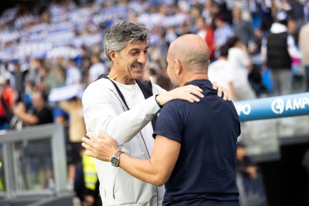 Imanol Alguacil saluda a Paco López antes del comienzo del encuentro (LOF)