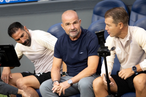 Paco López, entrenador del Granada CF, en el banquillo de su equipo en el `Reale Arena` (LOF)