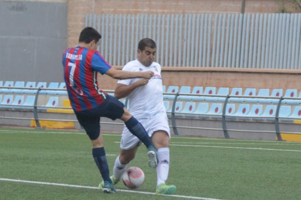 El encuentro entre Vandalia y Atlético Monachil fue muy disputado (GABRIEL T. LÁZARO)