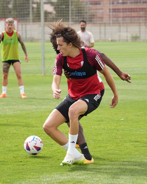 Álvaro Fernández durante su primer entrenamiento con el Granada CF (GRANADA CF)