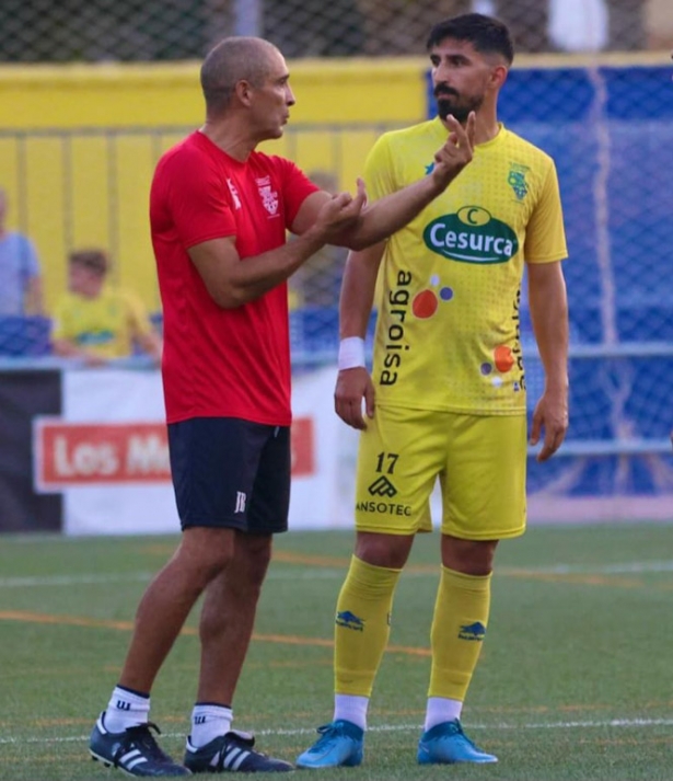 Jesule da instrucciones a Víctor Armero (JOSÉ ANDRÉS FERNÁNDEZ)