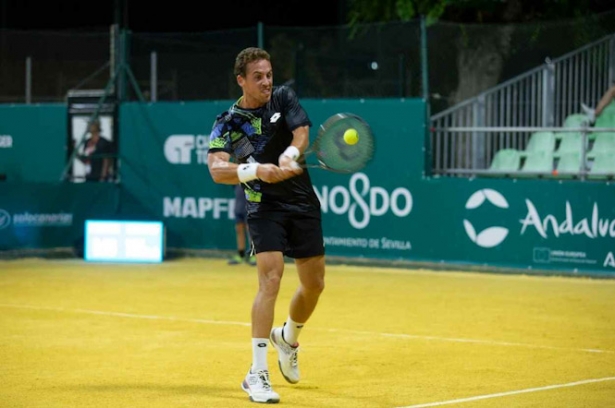 Roberto Carballés durante el partido (MANUEL J. PÉREZ /COMUNICAN2SVQ)