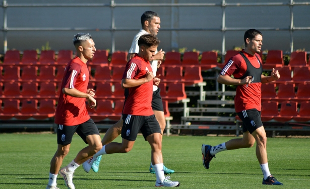 Los jugadores del Granada CF durante la sesión de este viernes (J. PALMA)