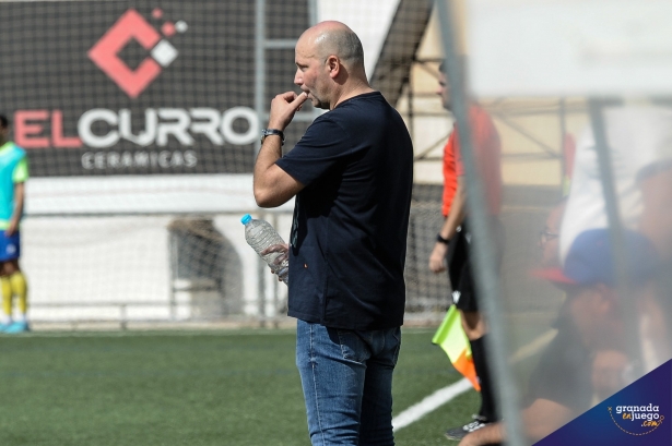 Thierry, entrenador del CD Huétor Vega, durante un partido de la pasada temporada (JOSÉ M. BALDOMERO)
