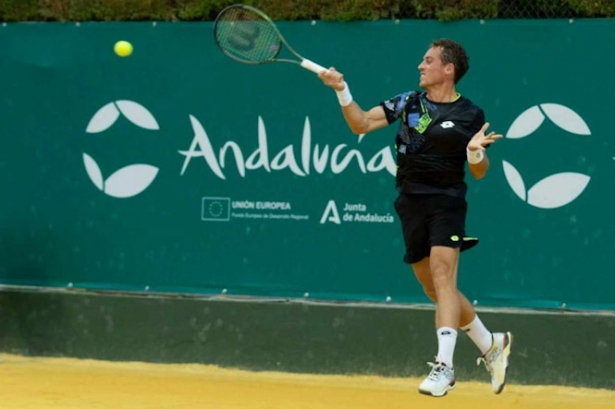 Roberto Carballés golpea la bola (MANUEL J. PÉREZ / COMUNICAN2SVQ)