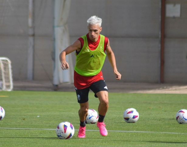 Bryan Zaragoza durante un entrenamiento con el Granada CF (J. PALMA)
