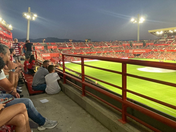 Aficionados del Granada CF presenciando un encuentro en el estadio de Los Cármenes