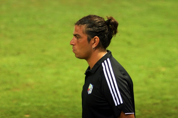 Fran Maldonado, entrenador del CF Motril, durante un partido de pretemporada (JESÚS HURTADO)
