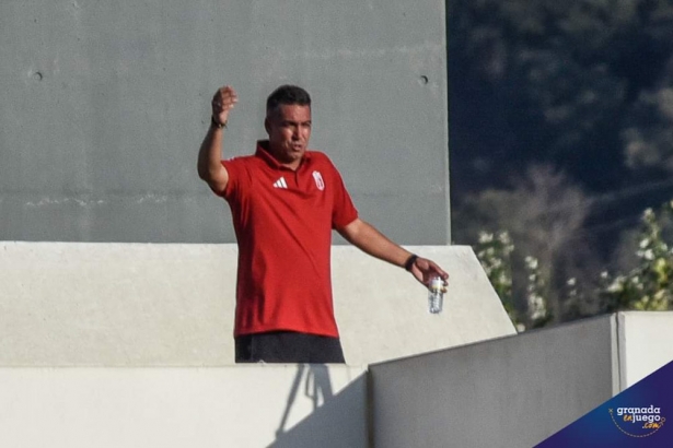 Juan Antonio Milla, que estaba sancionado, dando instrucciones desde la grada (JOSÉ M. BALDOMERO)