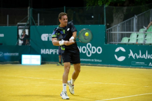 Roberto Carballés golpea la bola en la final (MANUEL J. PÉREZ / COMUNICAN2SVQ)