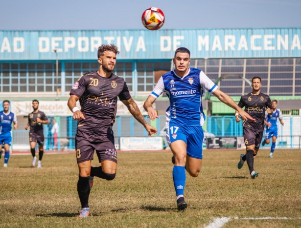 Dani Muñoz, autor del gol del Maracena, pelea por el balón con Mauro (DAVID TORRES)