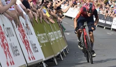 Carlos Rodríguez exprimiendose en los metros finales (CICLISMO A FONDO)