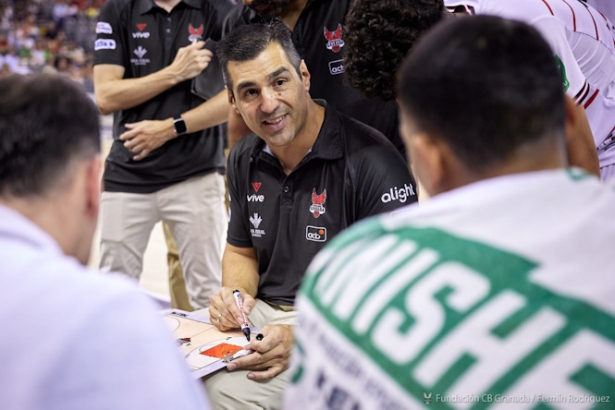 Pablo Pin da instrucciones durante un tiempo muerto (FERMÍN RODRÍGUEZ)