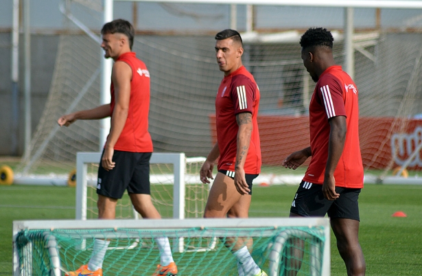 Uzuni en el entrenamiento de esta mañana en la Ciudad Deportiva del Granada CF (J. PALMA)