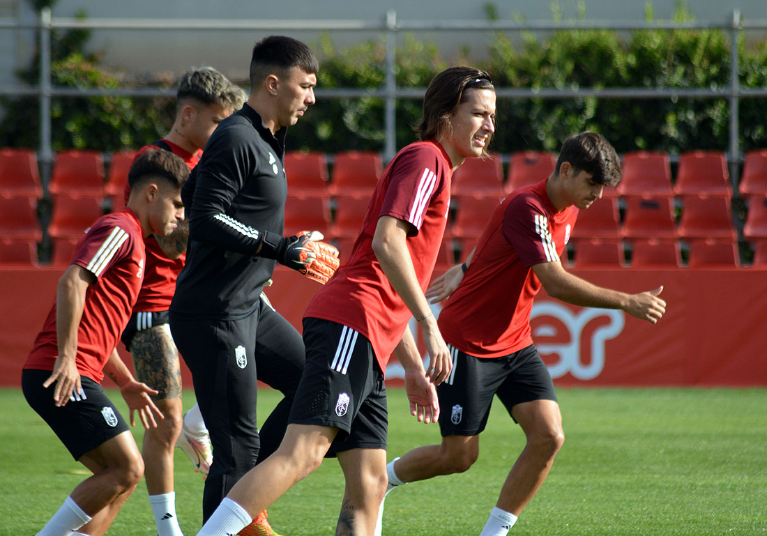 Álvaro Fernández, segundo por la derecha, en un momento de la sesión de entrenamiento de esta mañana (J. PALMA) Álvaro Fernández, segundo por la derecha, en un momento de la sesión de entrenamiento de esta mañana (J. PALMA)