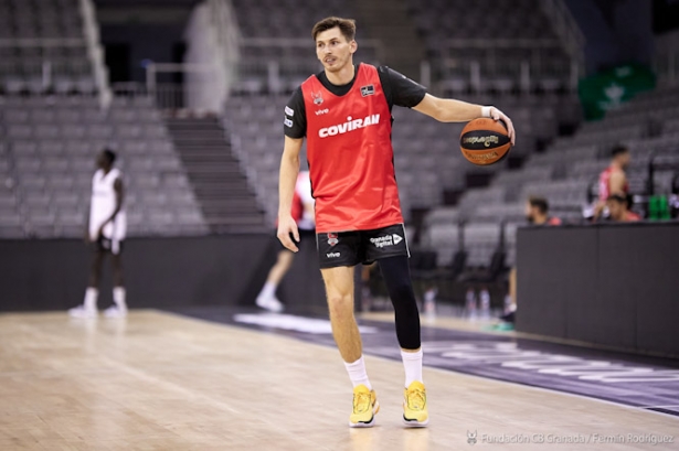 David Kramer durante el entrenamiento del Covirán Granada (FERMÍN RODRÍGUEZ/FUNDACIÓN CB GRANADA)