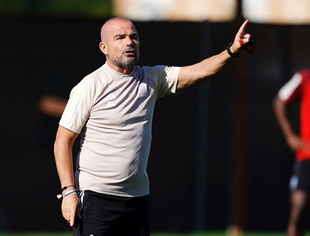 Paco López durante un entrenamiento (GRANADA CF)