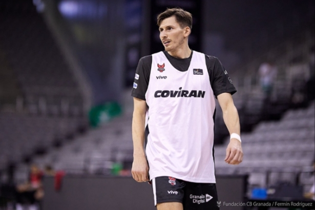 David Kramer durante su primer entrenamiento con el Coviran Granada (FERMÍN RODRÍGUEZ / FUNDACIÓN CBG) 