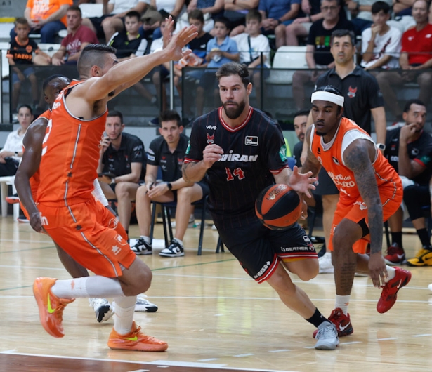 Cristian Díaz entre tres jugadores de Valencia (MIGUEL ÁNGEL POLO)