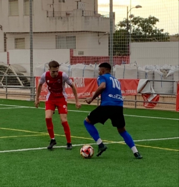 Juan Carlos encara a un jugador del Torreperogil (ARENAS DE ARMILLA) 