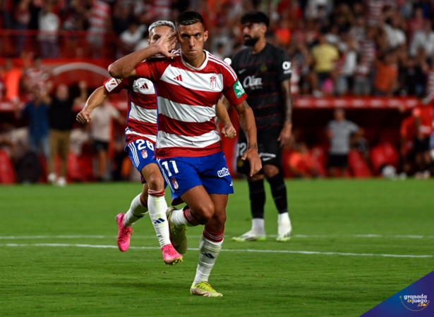 Uzuni en la celebración de su tanto de penalti ante el Real Mallorca (JOSÉ M. BALDOMERO)