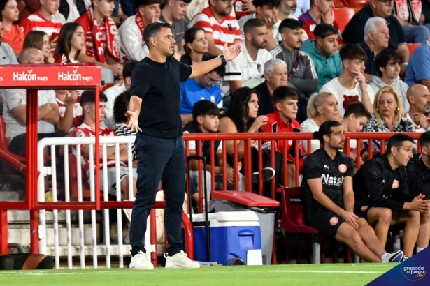 Michel, entrenador del Girona FC, durante un momento del encuentro (JOSÉ M. BALDOMERO)