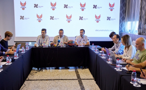 Óscar Fernández-Arenas, presidente del Fundación CB Granada, junto a Pablo Pin en la comparecencia ante los medios de comunicación (FCB GRANADA / FERMÍN RODRÍGUEZ)