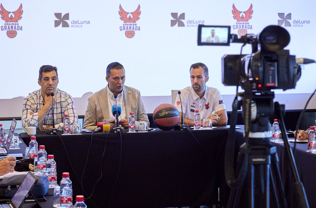 Pablo Pin junto a Óscar Fernández-Arenas durante un momento de la comparecencia ante los medios (FCB GRANADA / FERMÍN RODRÍGUEZ)