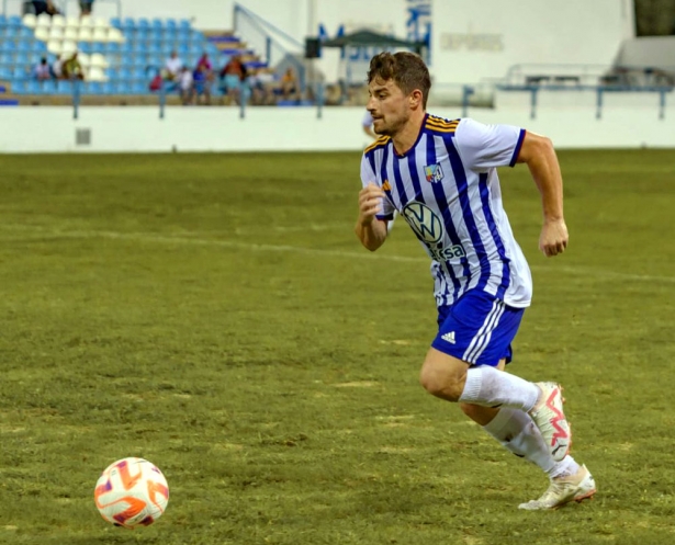 Jordi en un partido de esta temporada con la camiseta del CF Motril (VICENTE GARCÍA)
