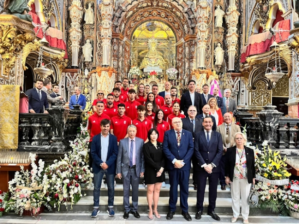 Ofrenda floral del Granada CF a la Virgen de las Angustias (JOSÉ VELASCO)