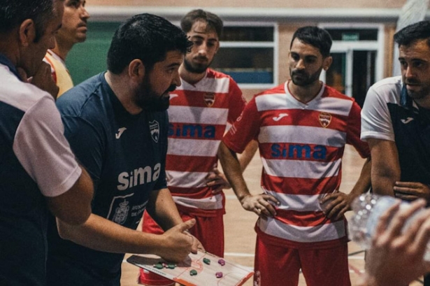 Rafa Romero da instrucciones durante un tiempo muerto 