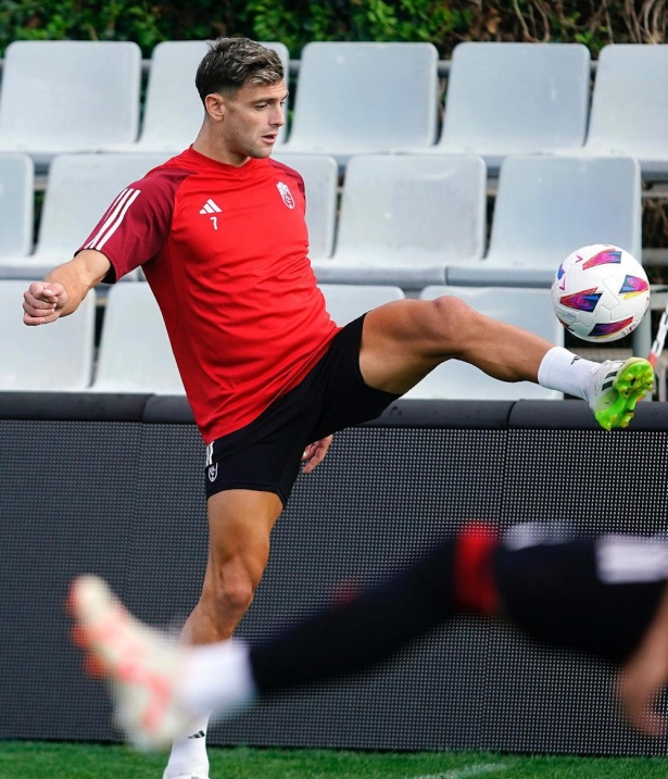 Lucas Boyé durante el entrenamiento (GRANADA CF)