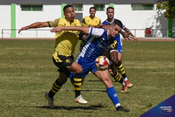 La UD Maracena se llevó un disputado partido (JOSÉ M. BALDOMERO) 