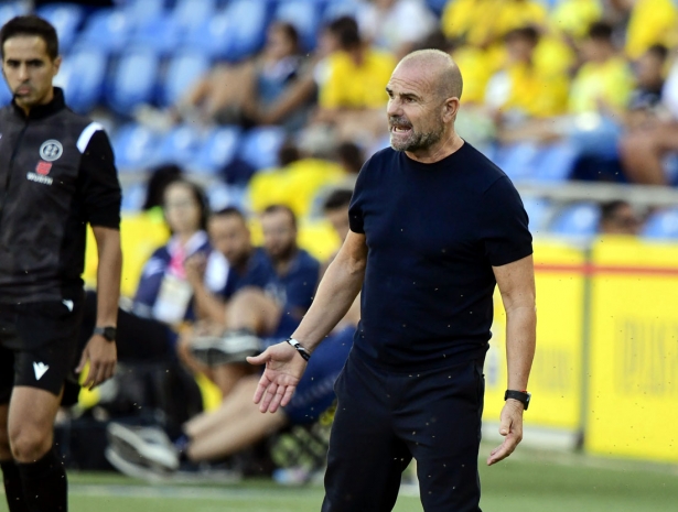 Paco López, entrenador del Granada CF, en un momento del partido ante la UD Las Palmas (LOF)